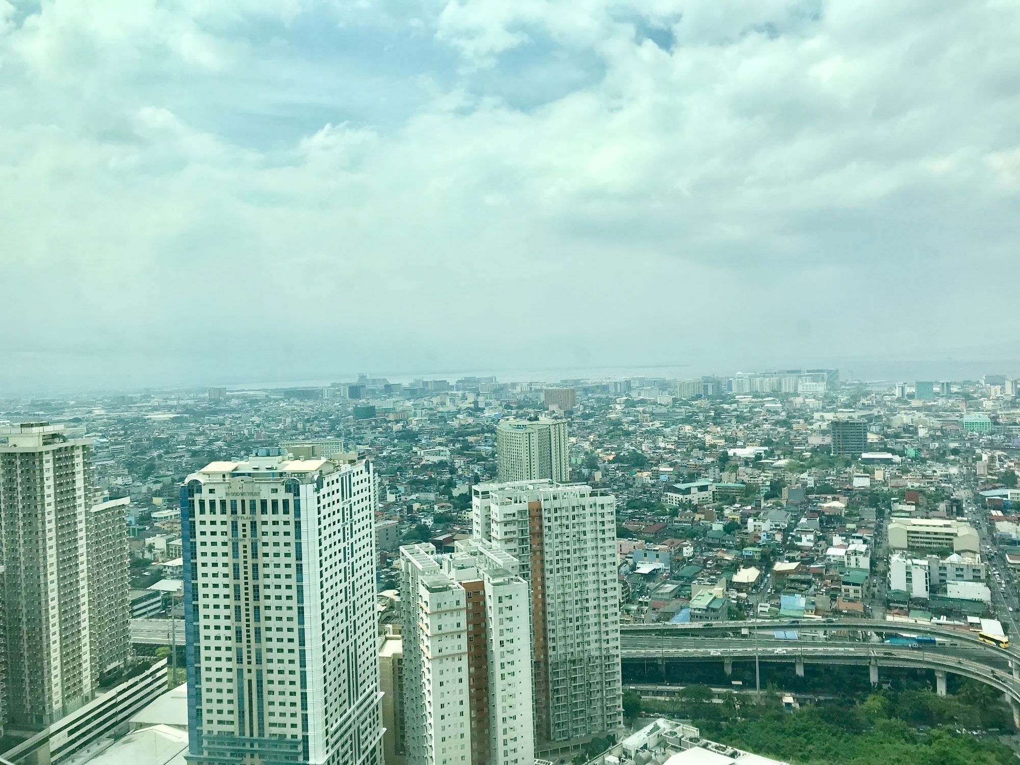 The Beacon Serviced Residences Makati City Esterno foto