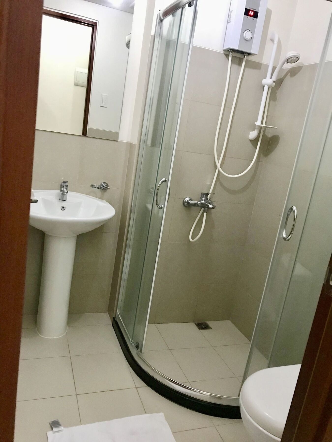 The Beacon Serviced Residences Makati City Esterno foto